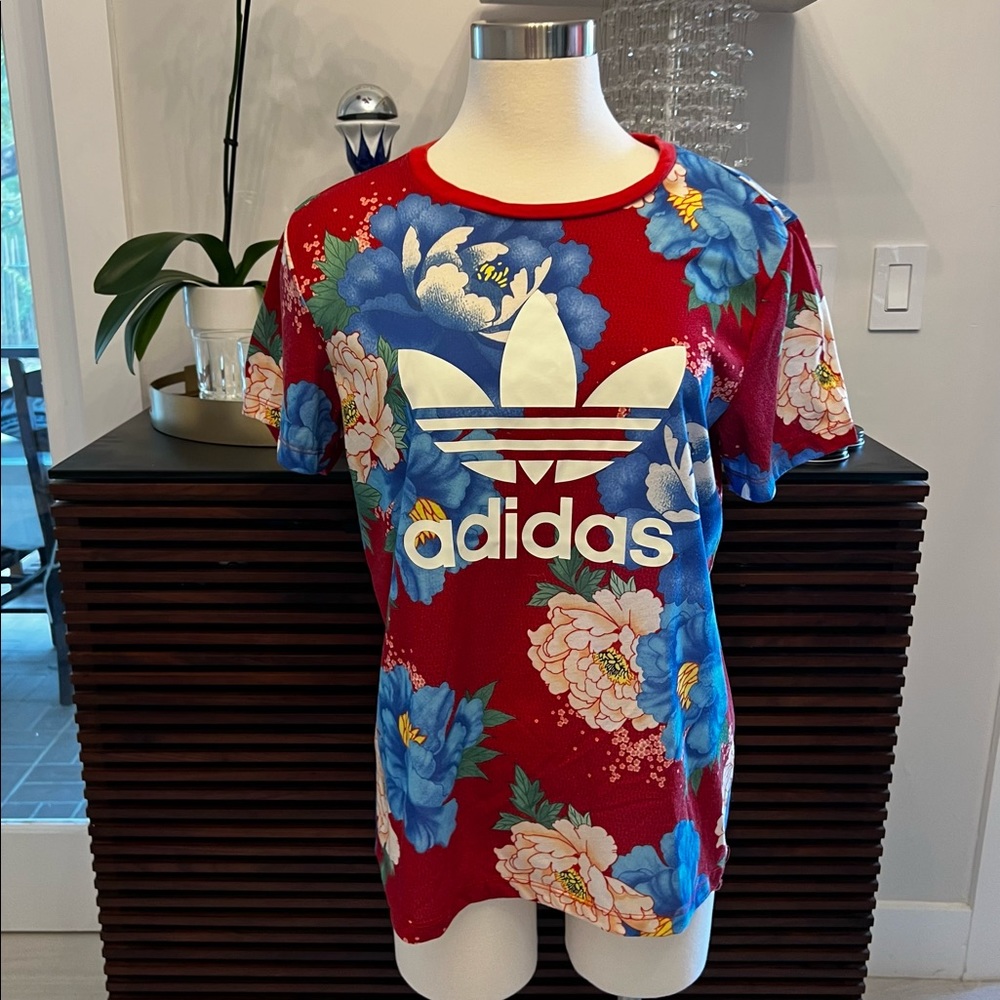 Adidas tee S (runs big)